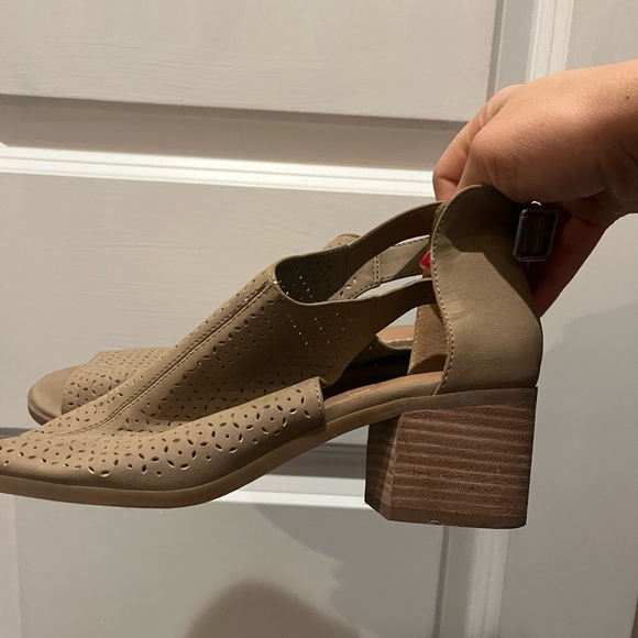 Gorgeous and comfortable sandals - Picture 2 of 6